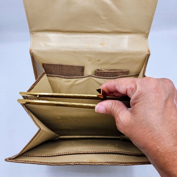 Vintage Accordion Tan Lizard Purse Secret Compartment With Extra Accessories. - Picture 15 of 16